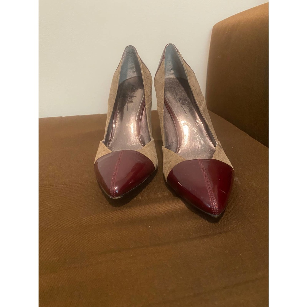 Tan and burgundy pump